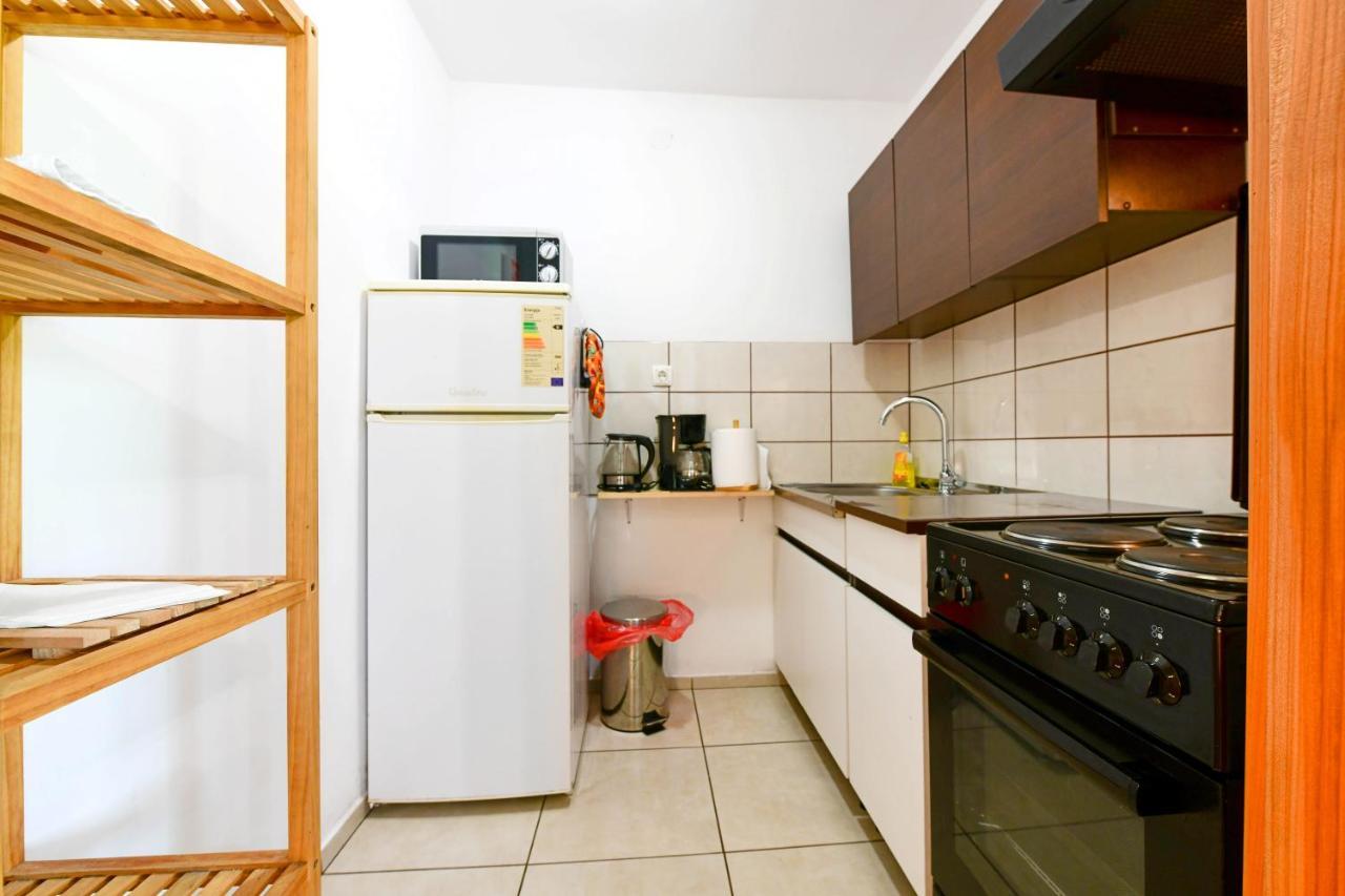Leona Apartment *