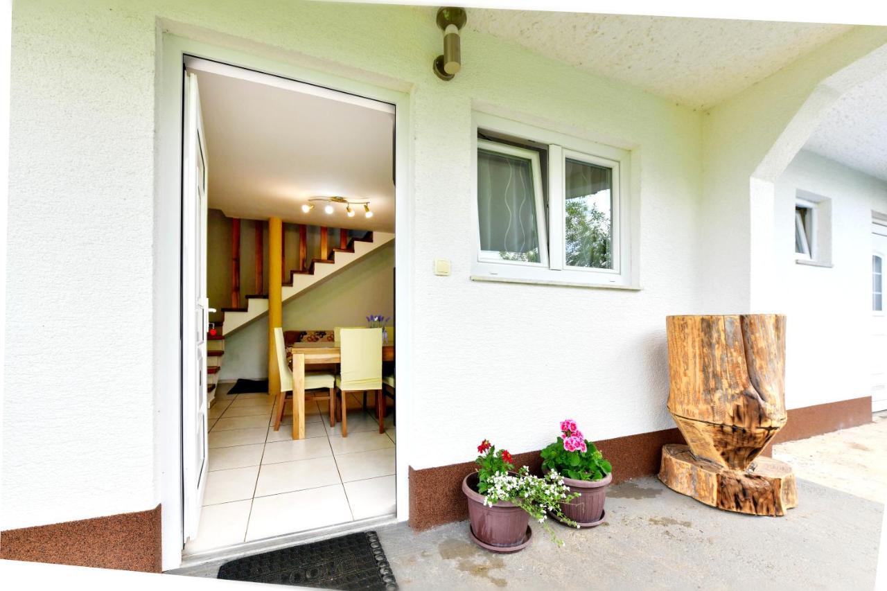Leona Apartment